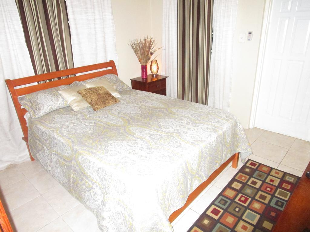 The Residence Portmore Apartments ภายนอก รูปภาพ