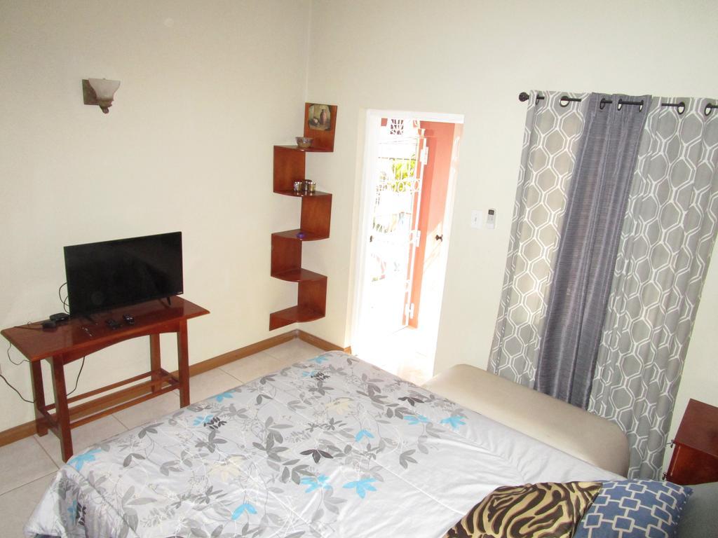 The Residence Portmore Apartments ภายนอก รูปภาพ