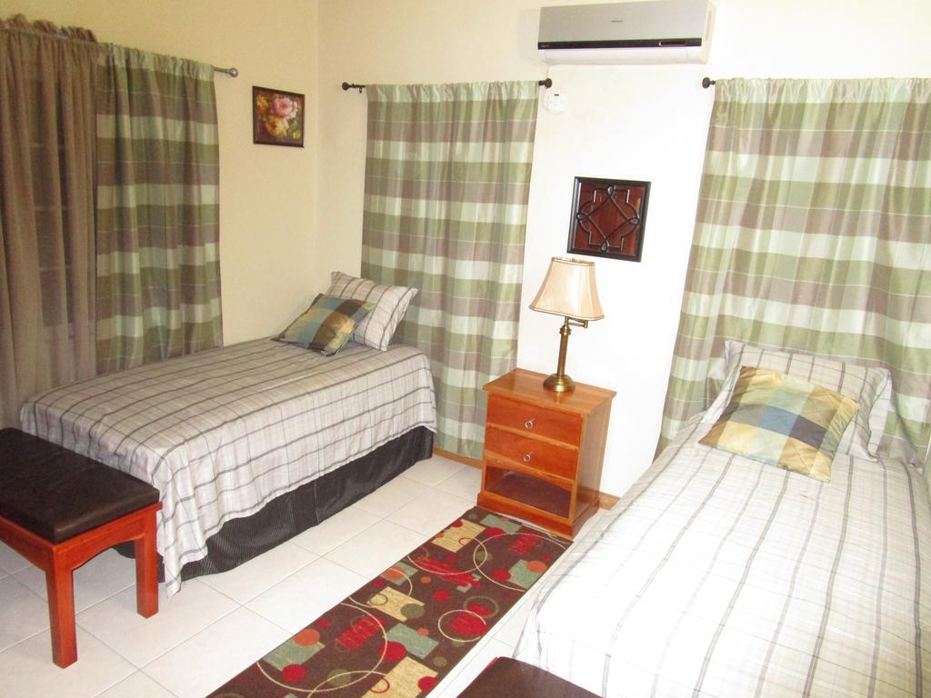 The Residence Portmore Apartments ภายนอก รูปภาพ